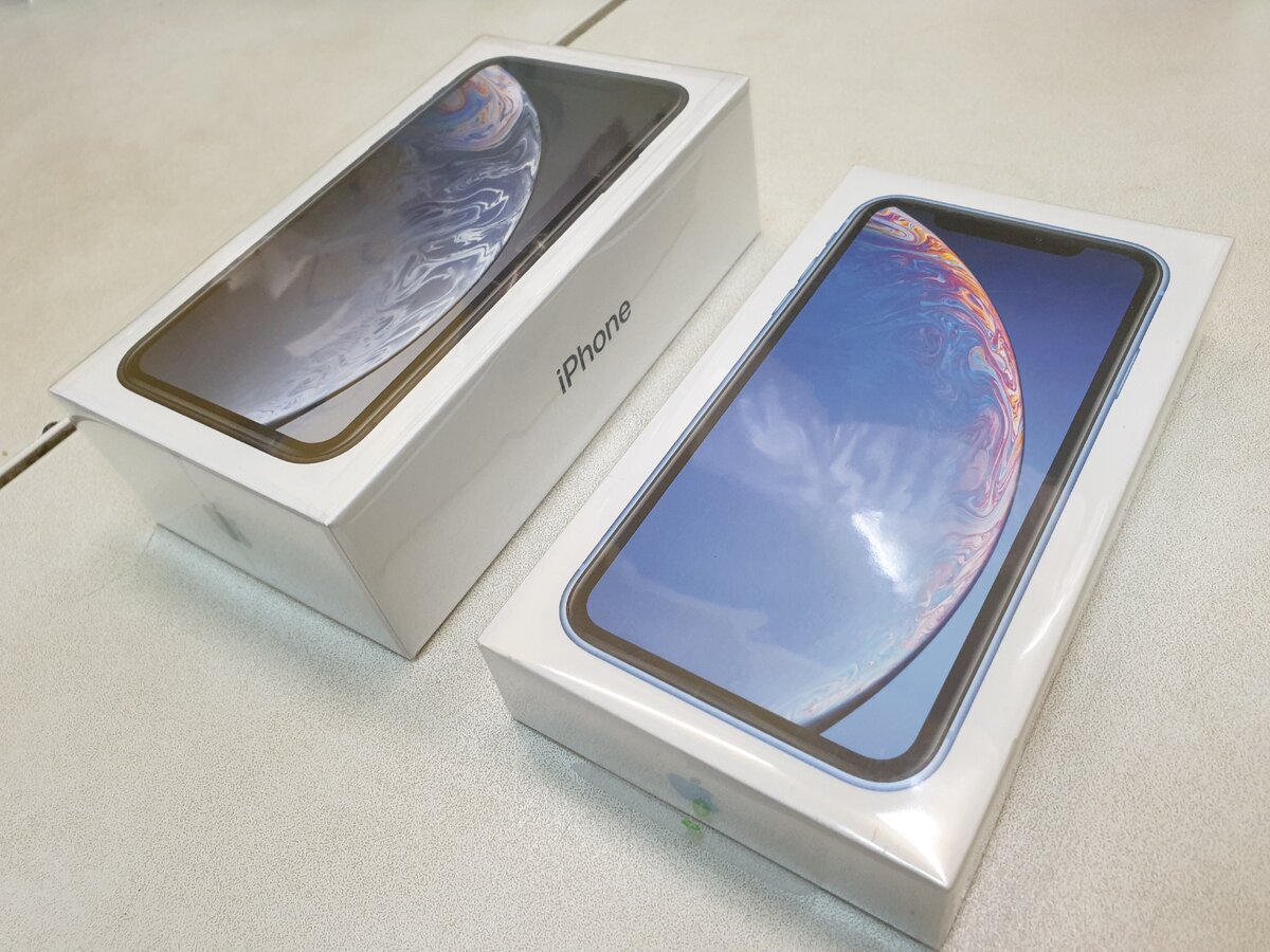 iPhone XR в старой и новой комплектации.