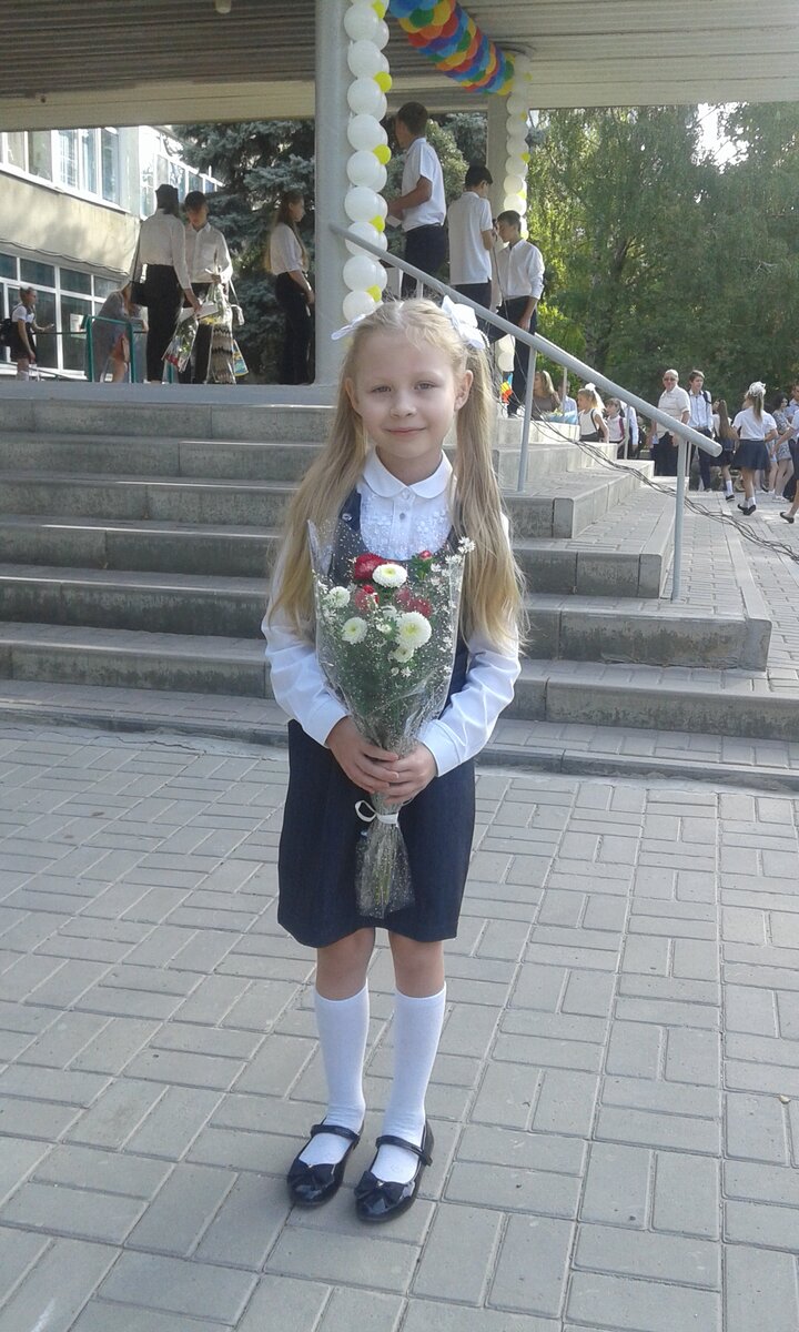 Я   с  букетом   цветов   на  1  сентября.   Первый  раз  в  первый  класс