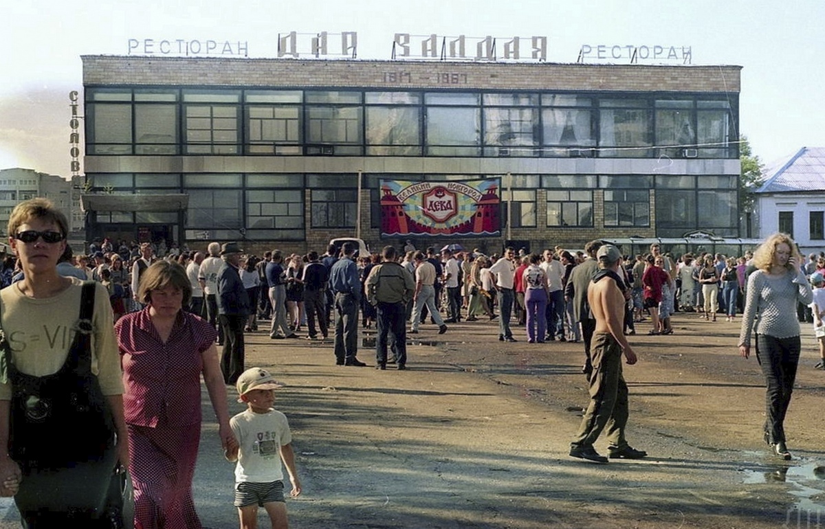 Ресторан «Дар Валдая», 2000-е годы. Сейчас здание обшито дешёвой плиткой. Фото с сайта valday.com