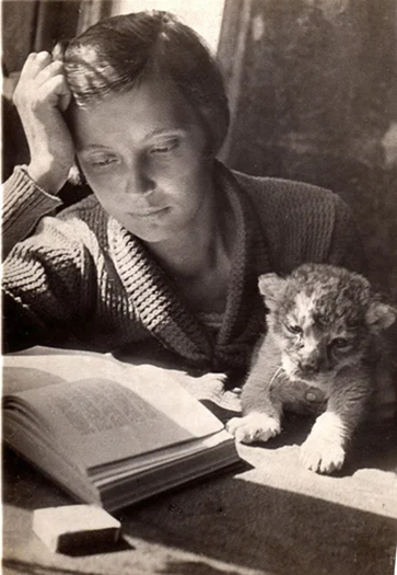 Вера Чаплина с львенком Кинули. Май 1935.