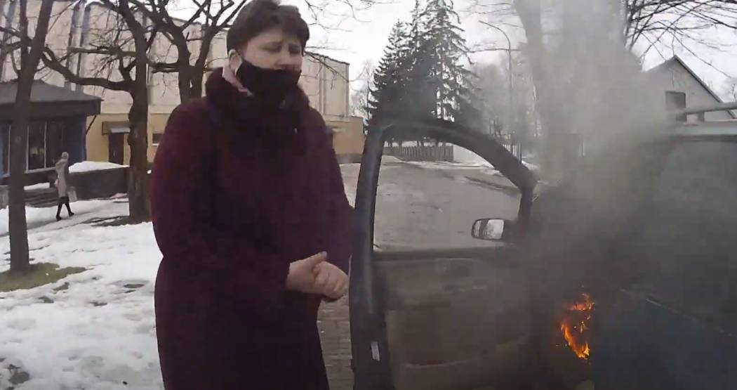 Как пассажирка попыталась жечь свечки в машине0