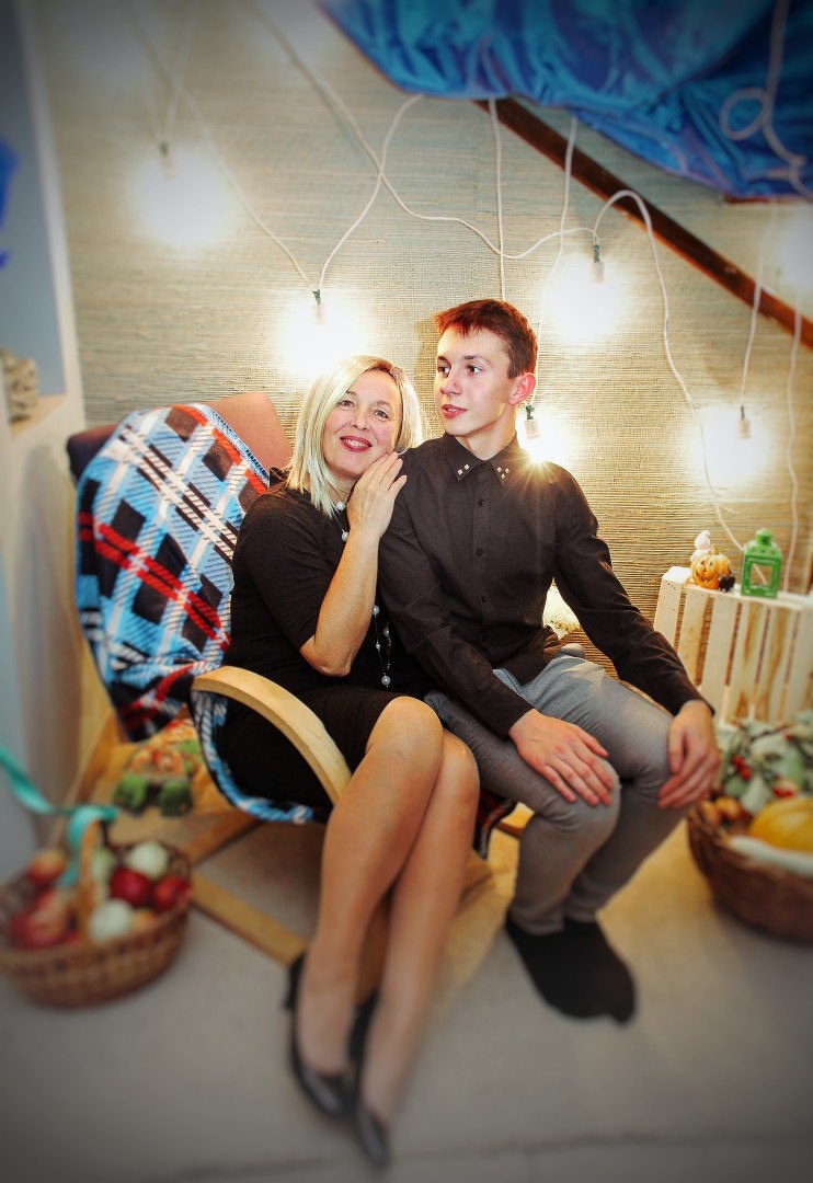 На фото я с внуком