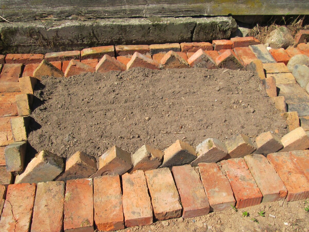 Часть клумбы с бордюром