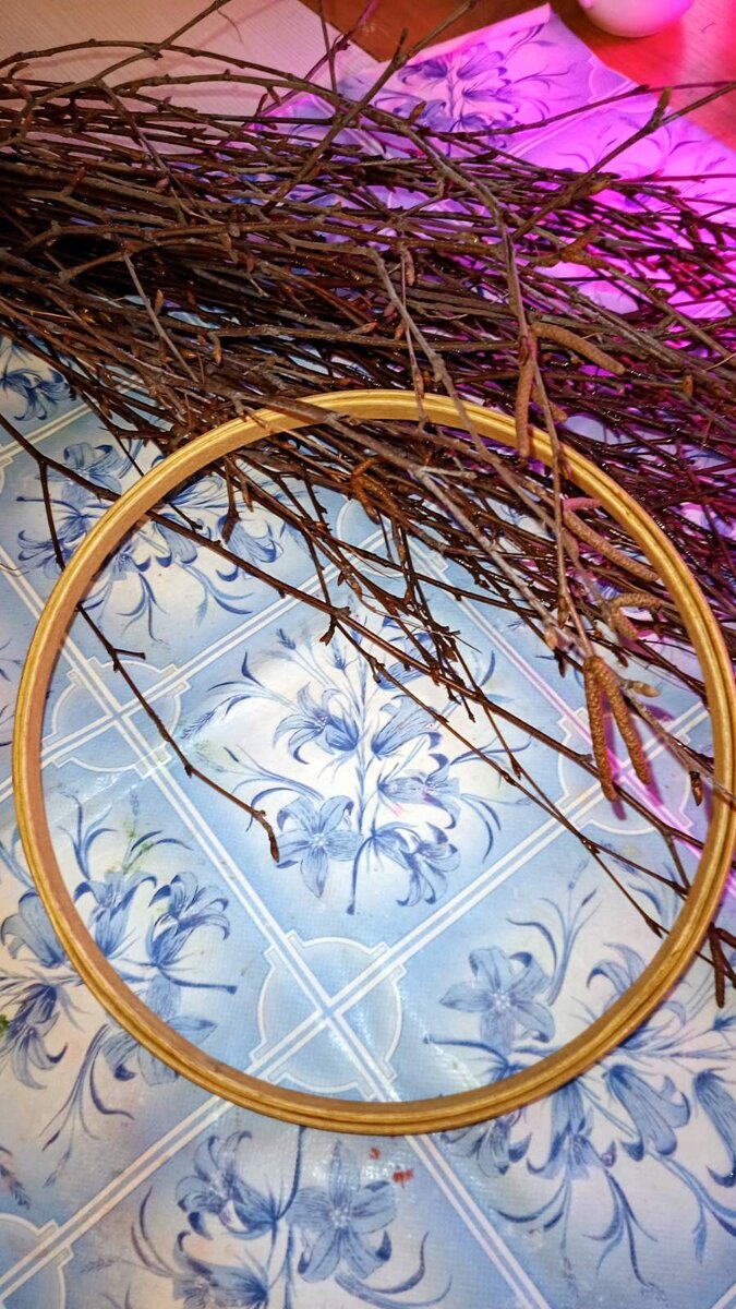 Эта простая идея может стать отличным поводом собрать детей. Веночек настолько прост, что даже дошколёнок справится с задачей.