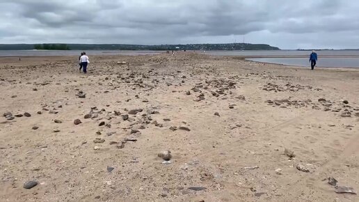 Прогулялся по старинной мостовой, которую более 70 лет скрывала река Волга. Попадаются артефакты, царских еще времен.