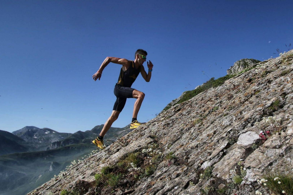 Climb 2 see. Бег скайраннинг. Тренировка в горах. Бег в горах. Спортсмен в горах.