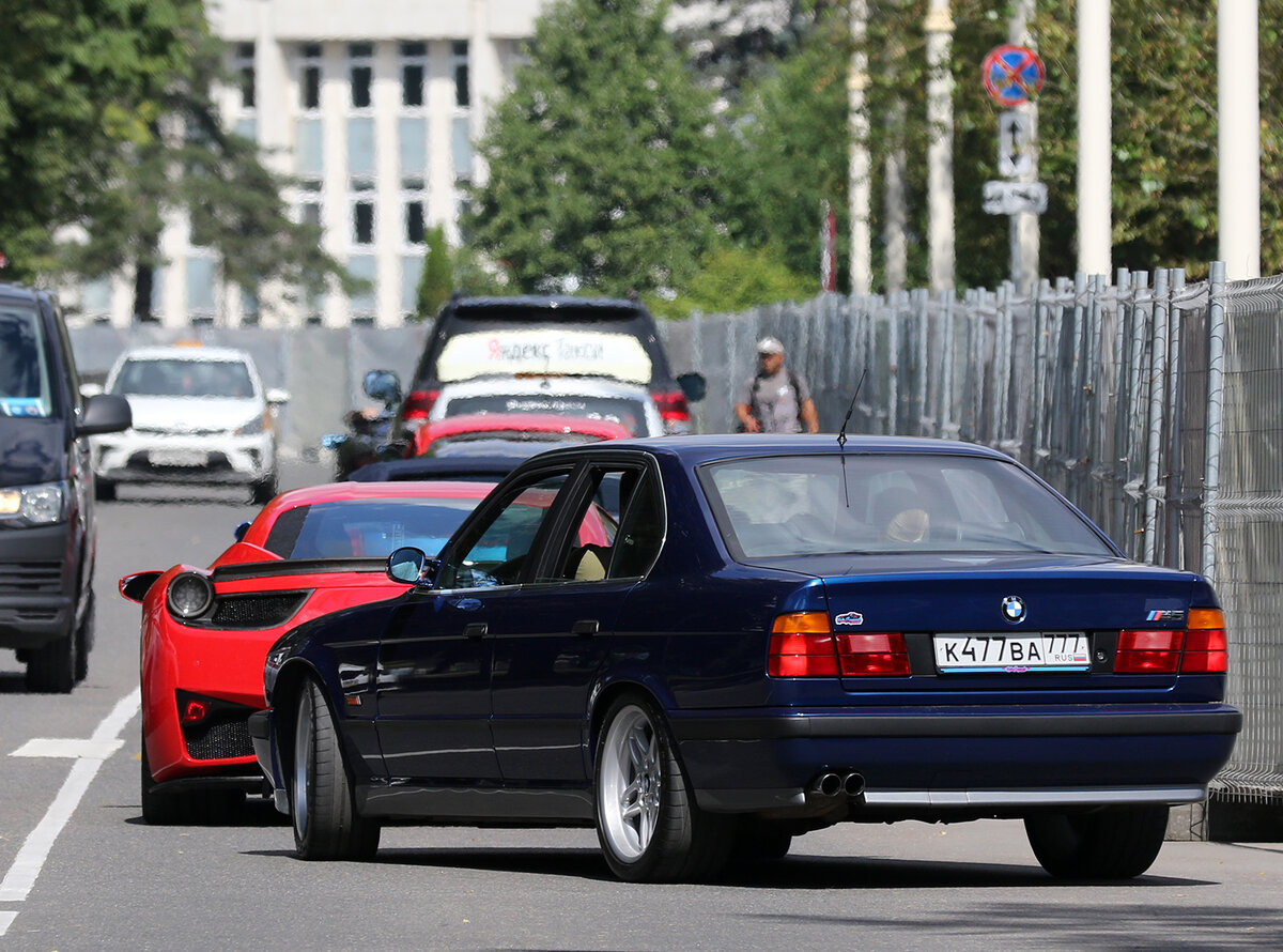 выезд на Кольцевую дорогу ВДНХ. BMW M5 1994 года выпуска в кузове e34.