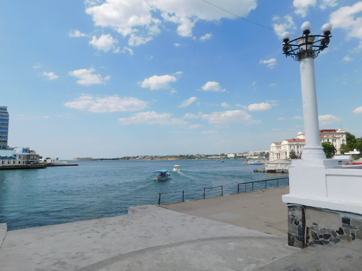 Прогулочные катера отходят из Арт-Бухты. Фото автора.