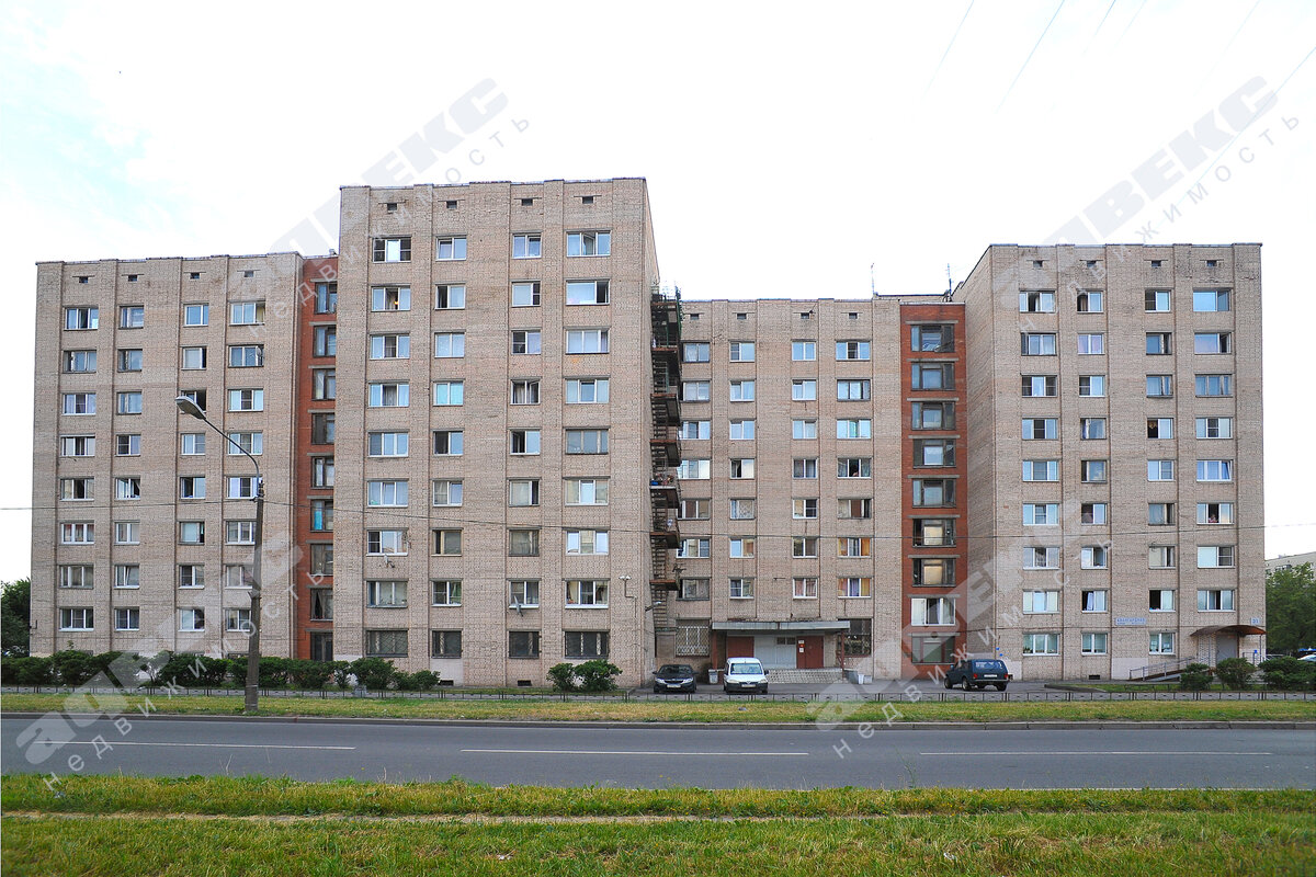 Дом со стороны улицы.