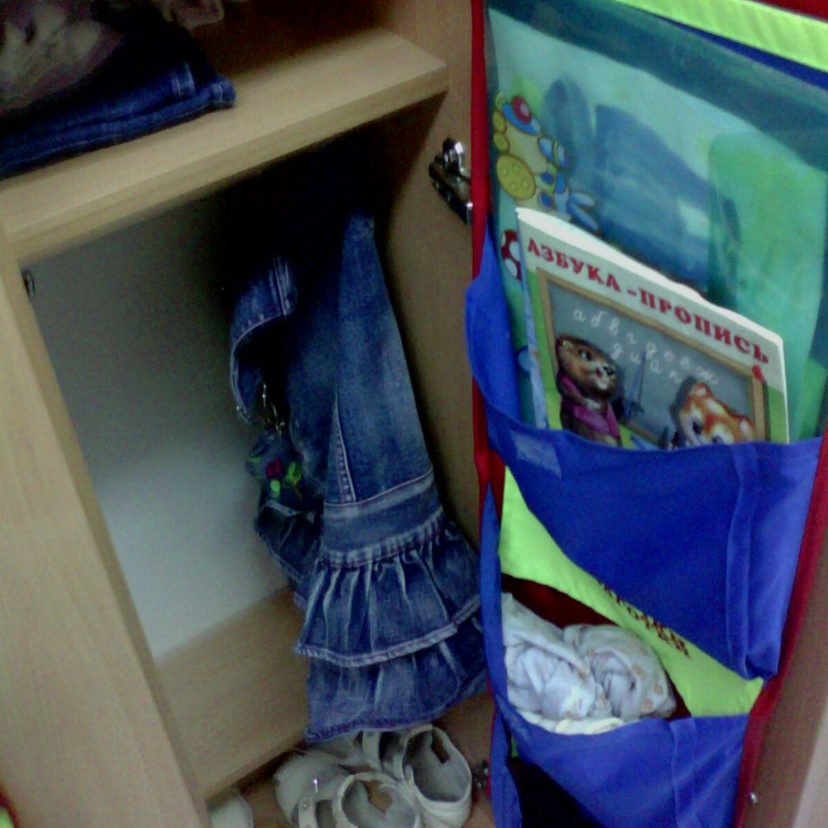 Удобные навесные кармашки для шкафчиков. Вся одежда лежит по разным отделениям. И найти проще, и шкаф не забивается.