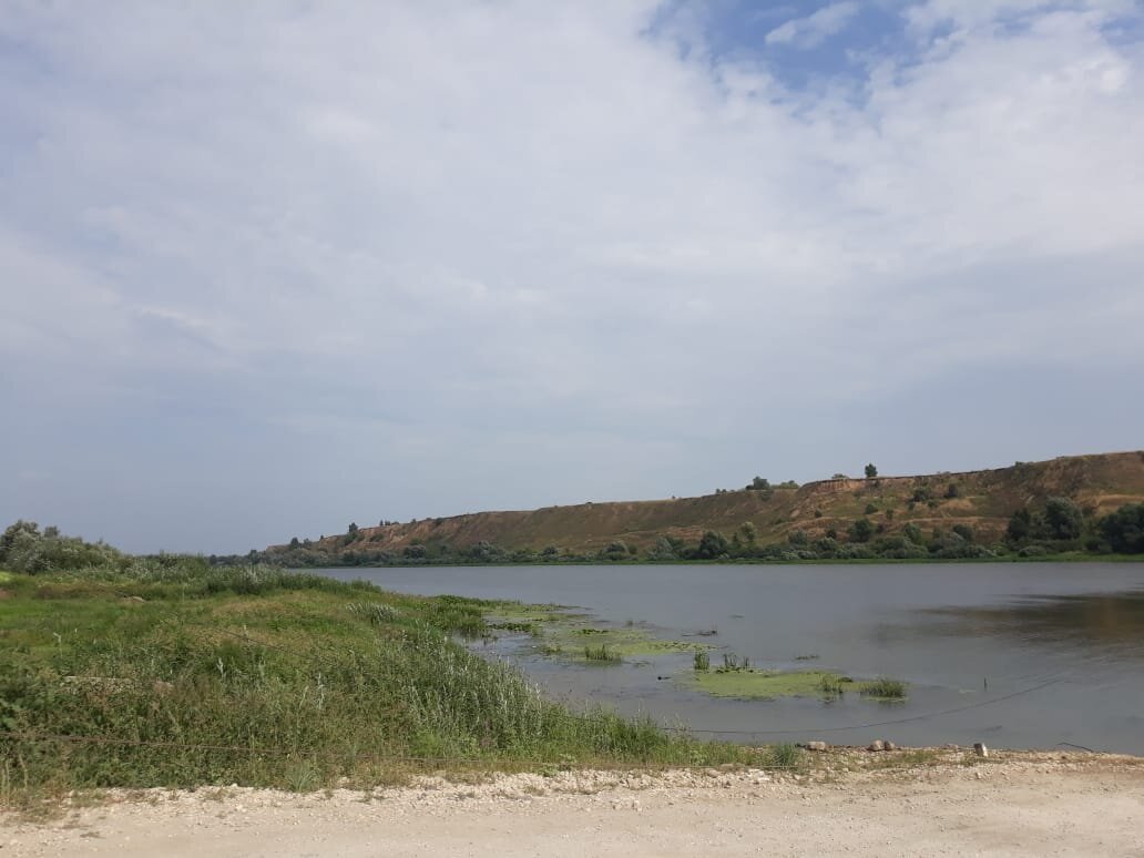 На противоположном берегу насыпи. Они окружали город. Валы сооружены человеком