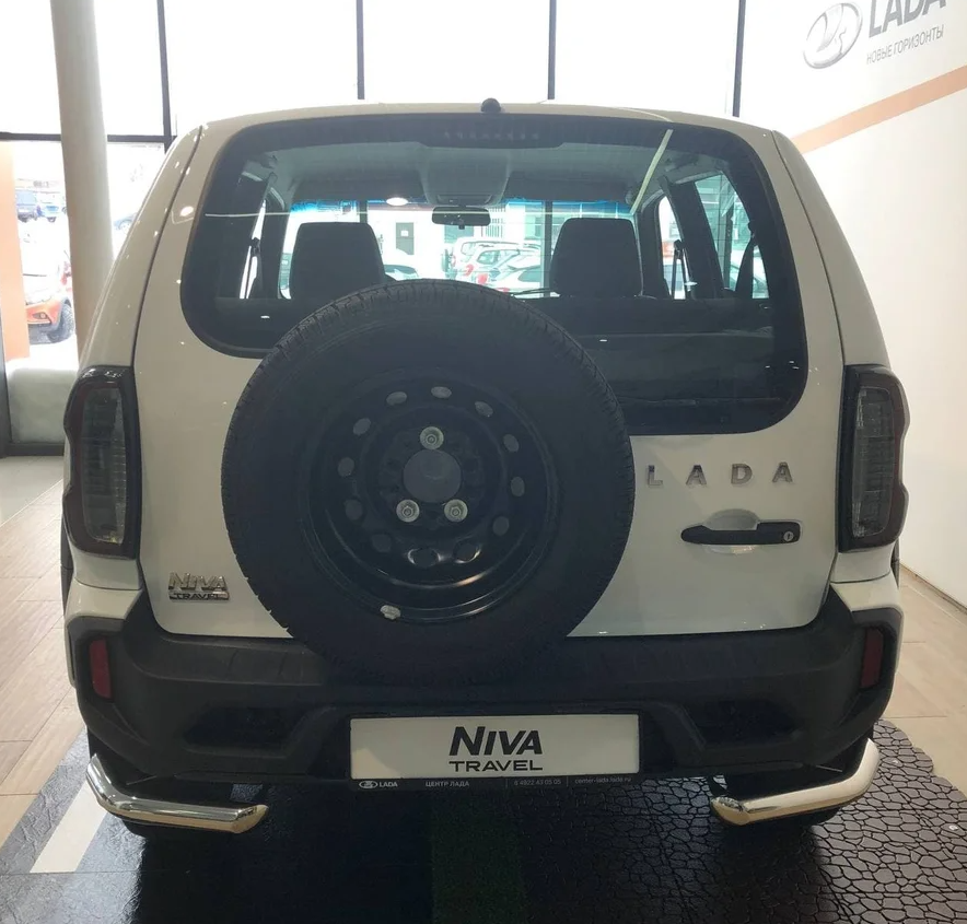 LADA Niva Travel версия Classic. Все предельно просто. Для заднего колеса не предусмотрено даже чехла