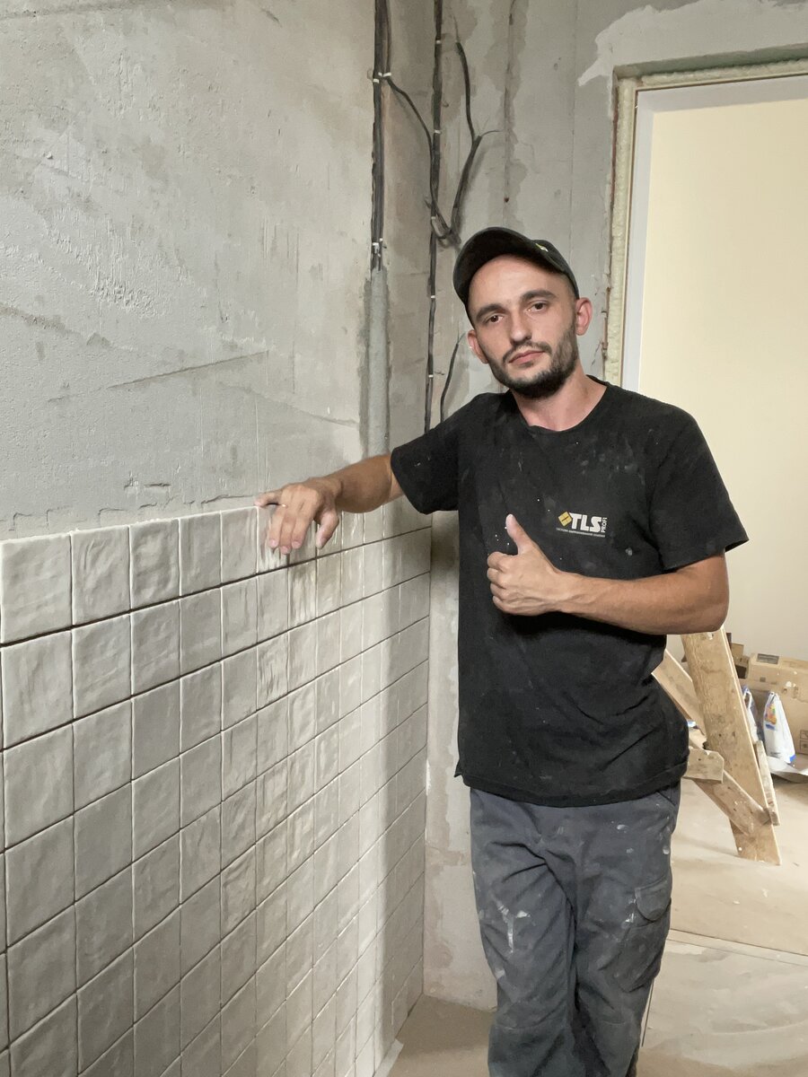 Завершил укладку мелкой плитки ручной формовки( на последних фото показал особенность самой плитки, такая задумка у дизайнера, по итогу имеем такой результат, как по мне очень даже ничего получилось, хотя изначально я думал будет не айс, но общая картина  все поменяла)
Кстати если кому интересно у меня можно приобрести всю продукцию @tls_profi по хорошей цене👍
Поддержи лайком и комментарием,  за репост отдельное спасибо👋