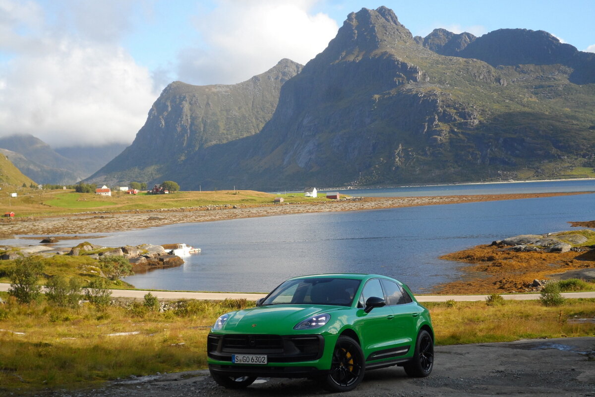 Первые экземпляры обновленного Porsche Macan  появятся в октябре.