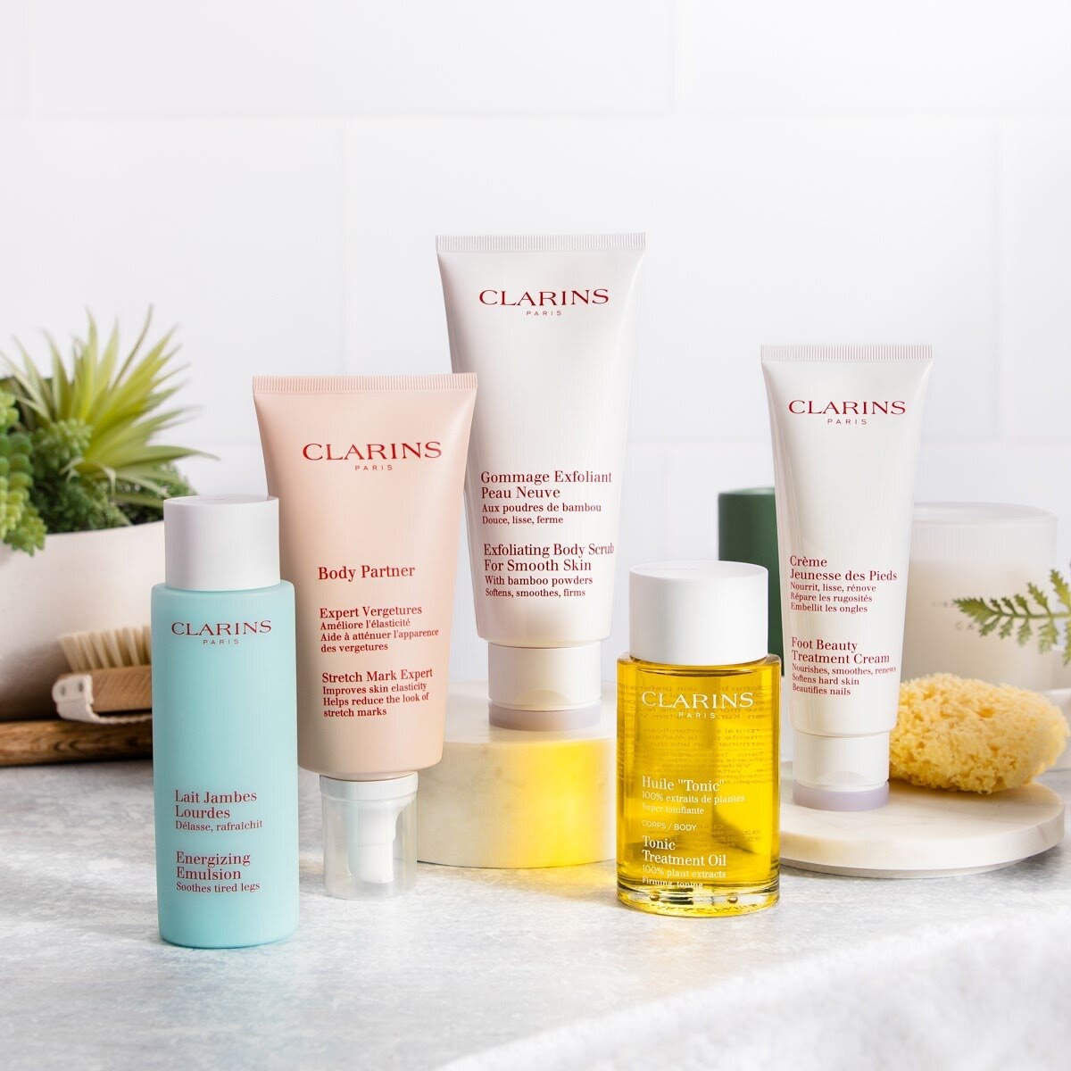 В коллекции Clarins есть всё для гармоничного ухода во время беременности — отшелушивающие средства, крем против растяжек, масло для тонуса кожи, а также молочко и крем для снятия тяжести в ногах