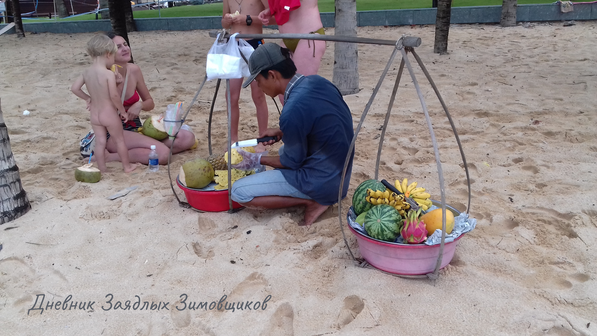 Торговец фруктами на пляже Лонг Бич