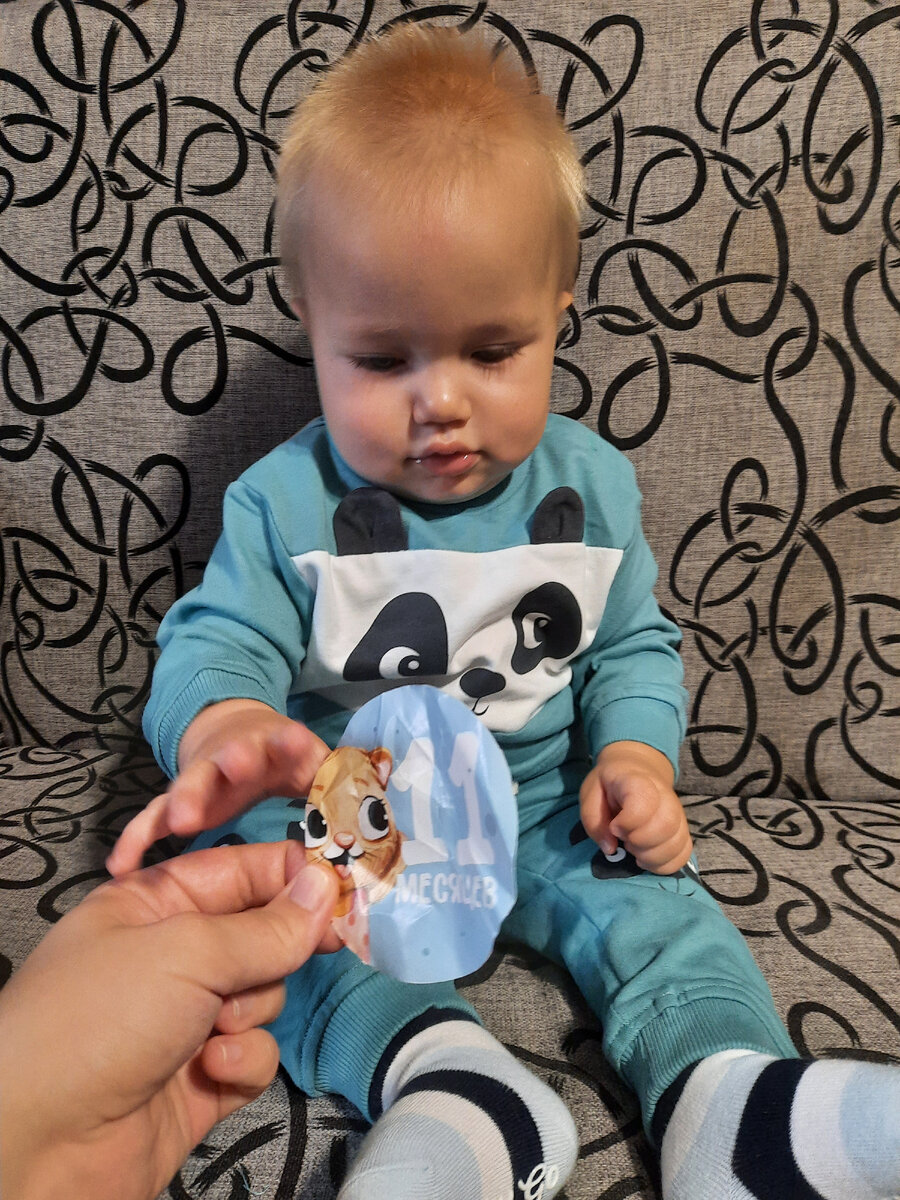 Кадр далеко не первый, стикер уже изрядно потрёпан. Фото автора