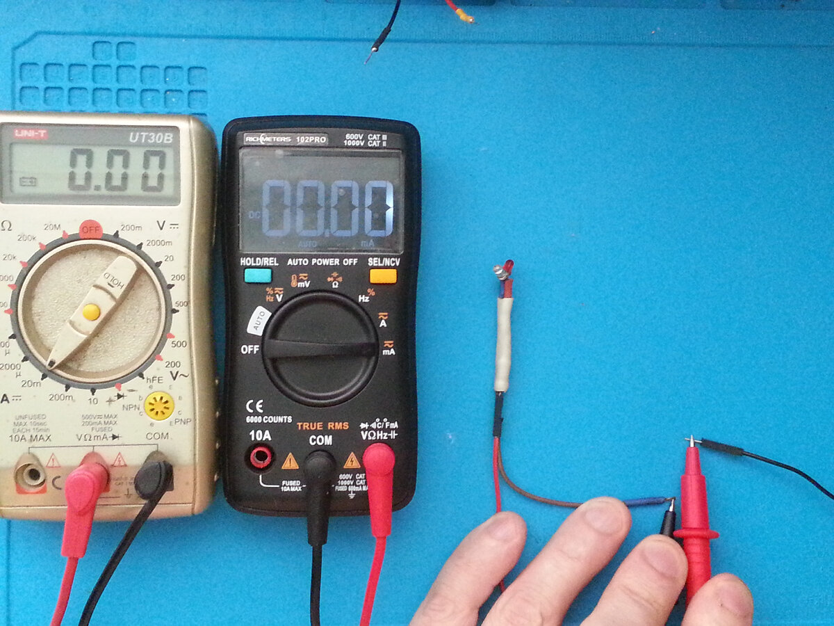 UT30B слева RICH METERS -102 Pro справа