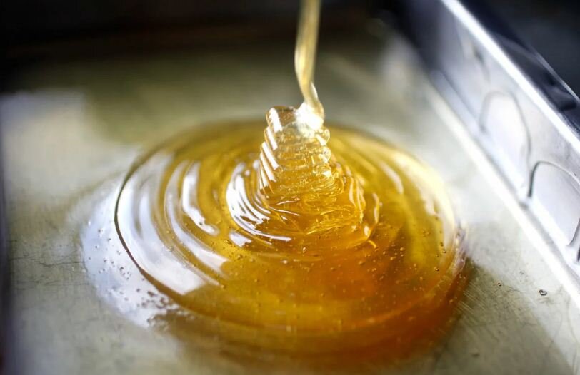 Натуральный мед наливается конусом, сахарный - образует лужицу