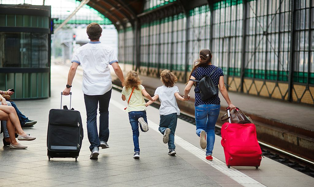 Обмен в другую страну. Человек с чемоданом. Люди с чемоданами на вокзале. Люди на вокзале. Семья с чемоданами.