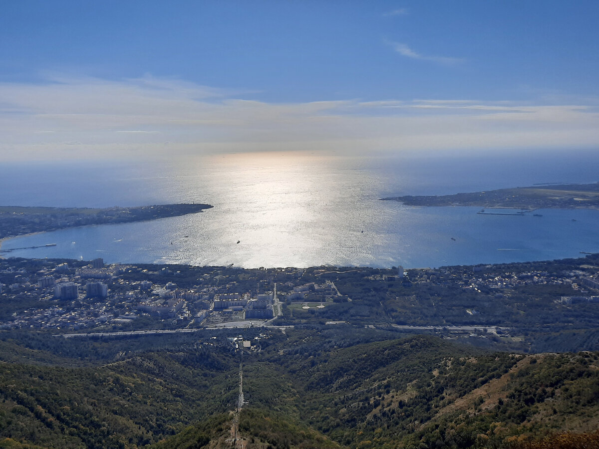 Можно почувствовать солнышко кожей, ветер волосами, улыбки теплотой.