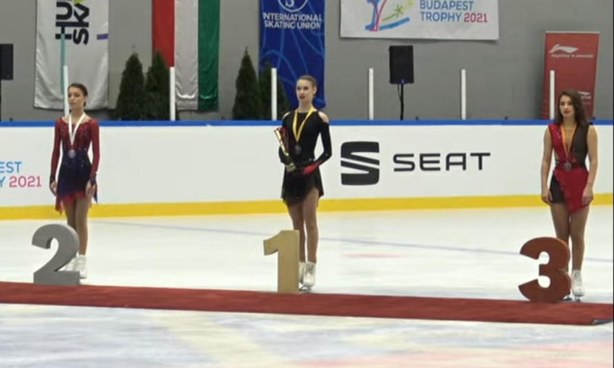 Анечка умница, ещё и гимн пела. 