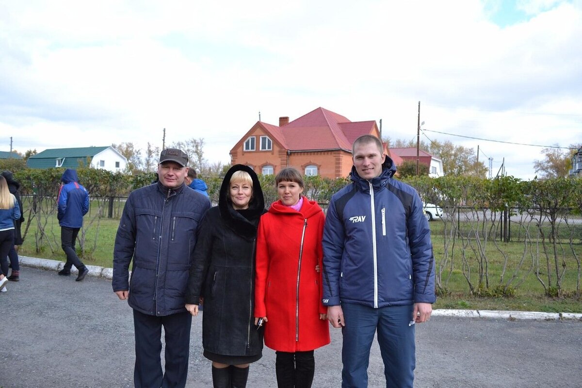 день ходьбы в школе. Я опять в красном