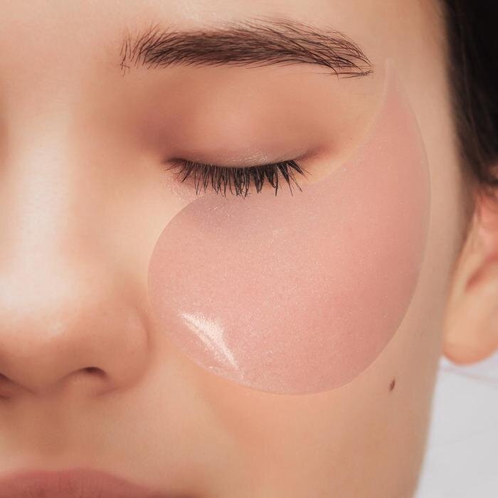 Девушка с золотыми патчами для глаз. Патчи на носогубки. Корейские гидрогелевые патчи. 24k gold face mask firming. Девушка с золотыми патчами.