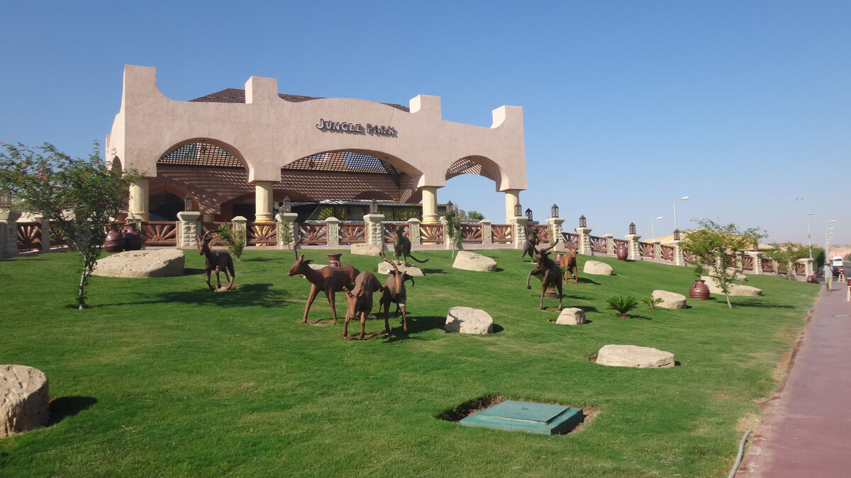 Центральный вход в отель.