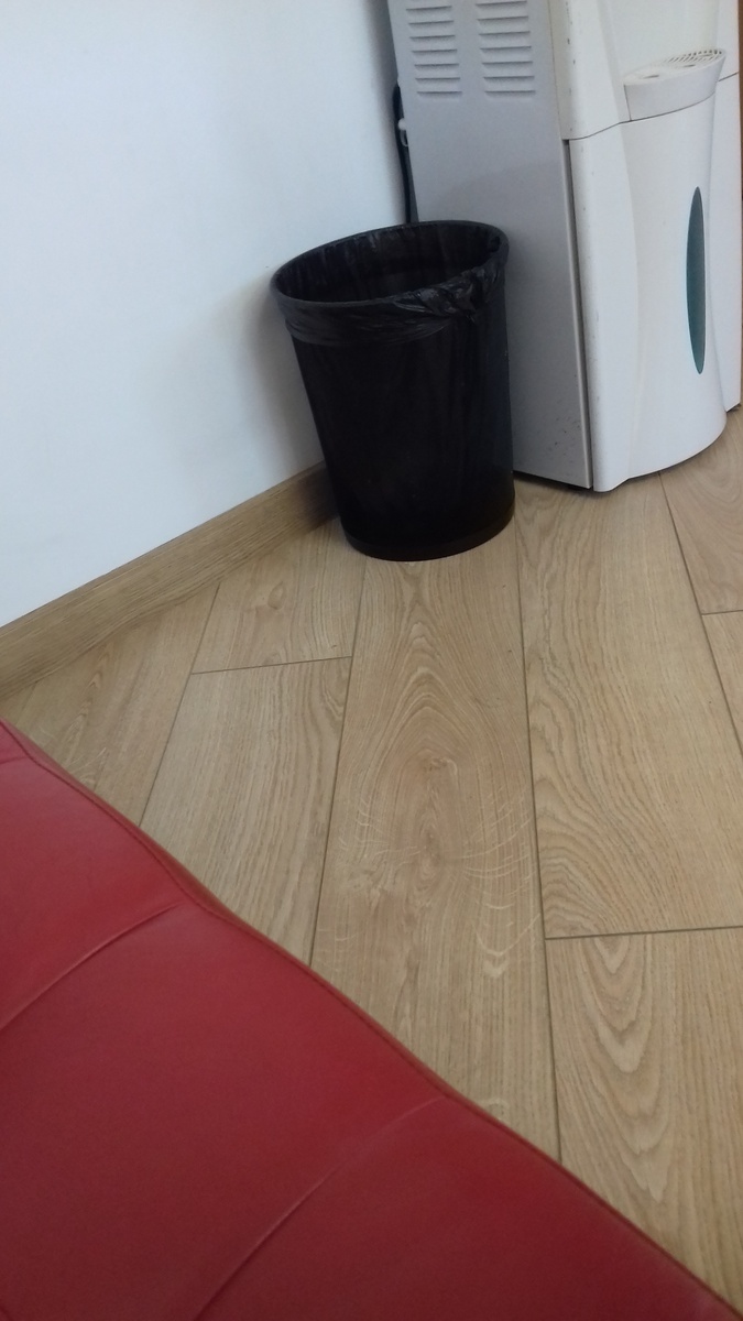 Композиция на красном диванчике.