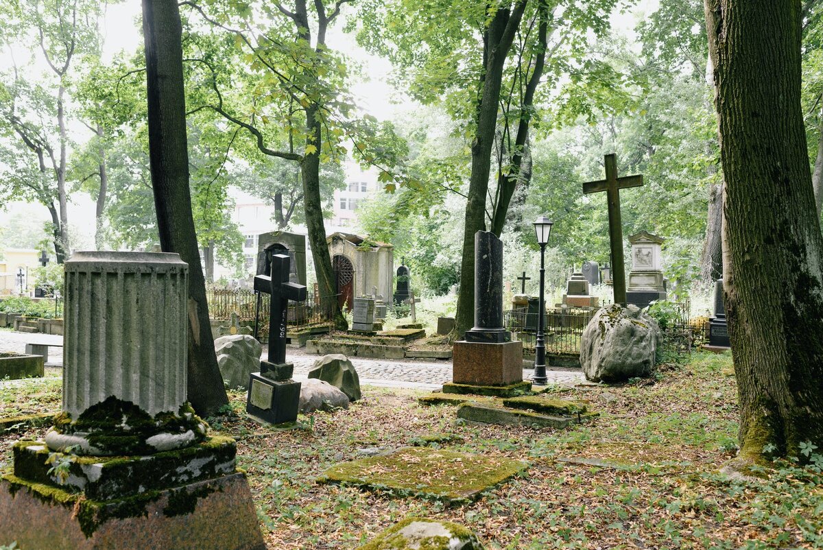 Белорус купил за $22 дом, который стоит на кладбище