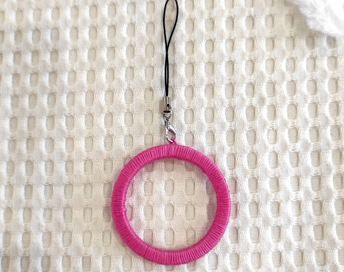 Сразу прикрепила шнурок