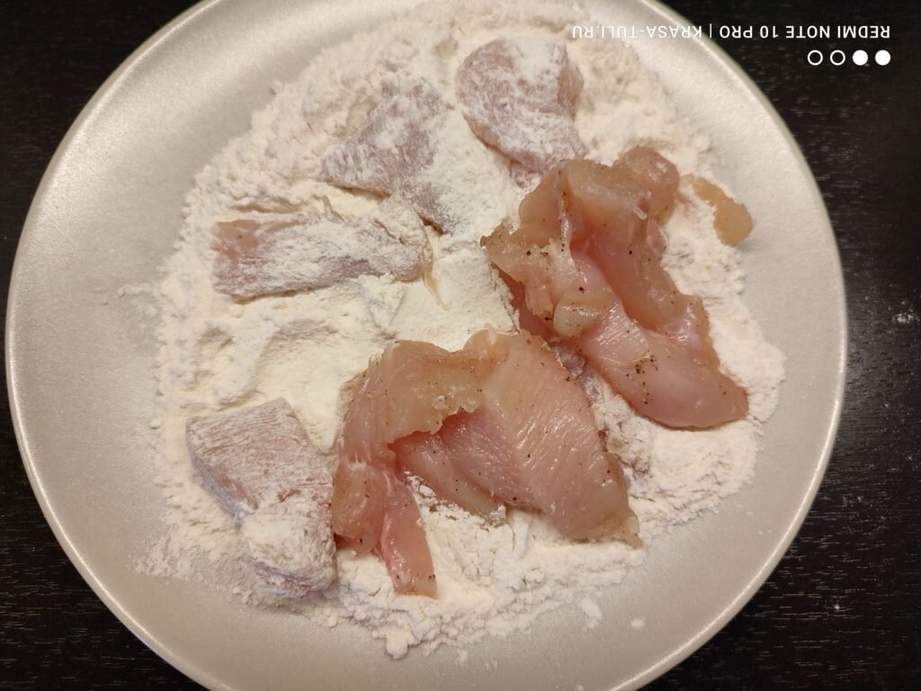 Панируем ломтики филе куриного в муке
