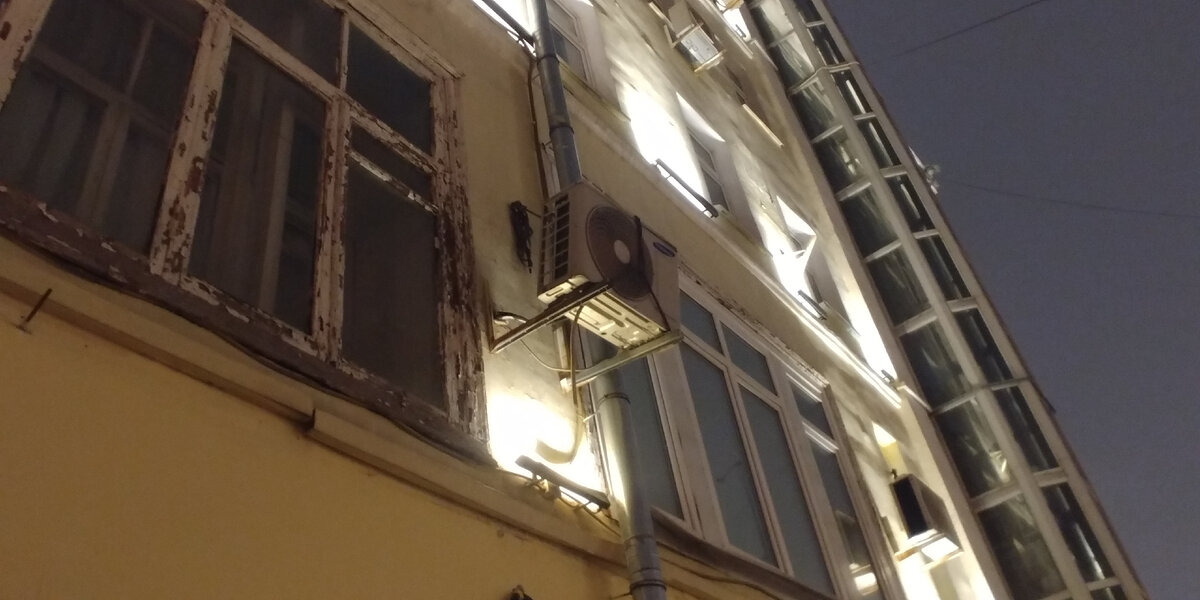 Висит, конечно, не очень...