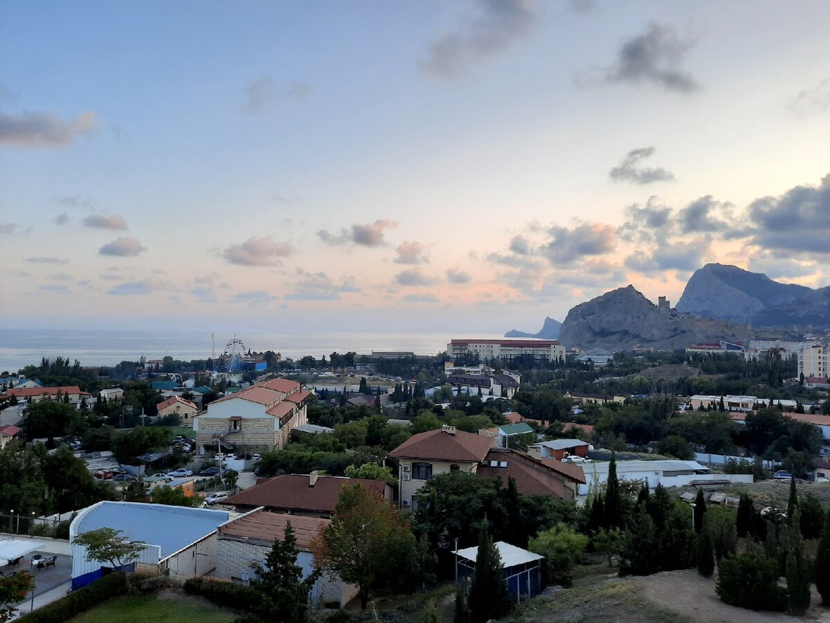 Вид на город Судак и Генуэзскую крепость