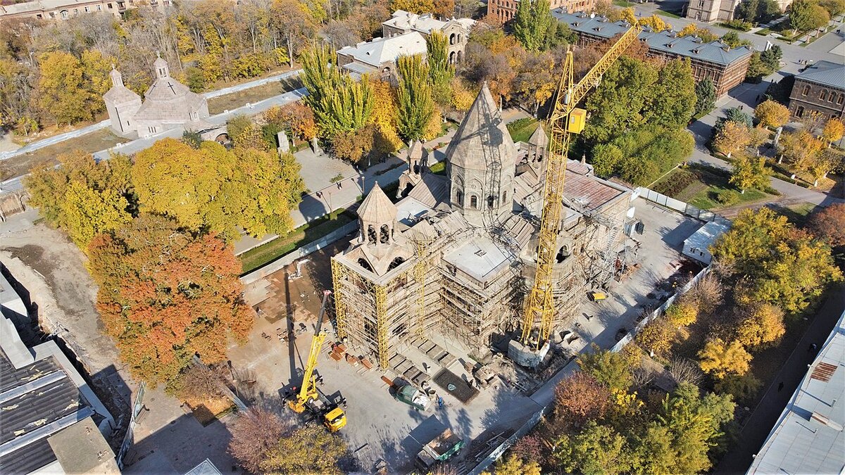 Вид с воздуха на реставрируемый Кафедральный собор в 2021 году. Фото: Yerevantsi - собственная работа, https://commons.wikimedia.org