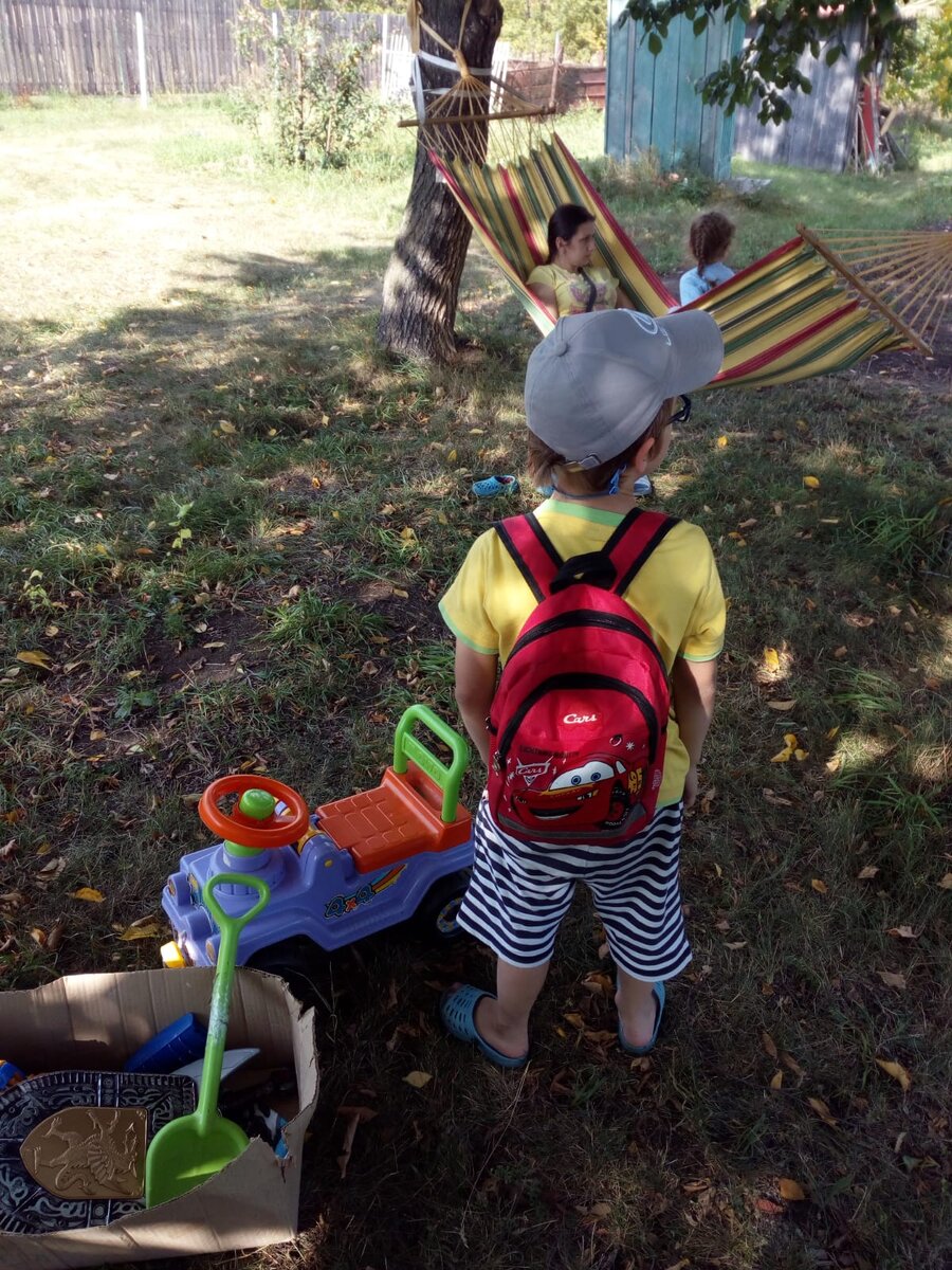 Наш большой любитель машин и механизмов. Их у него море. Сложных, простых, управляемых, конструктивных и проч. Это он - наш очень любознательный и веселый мастер-механик и наша внучка с мамой летом. У внучки такая же почти как и у него здесь машинка, но цвет другой. А иначе-никак. Равенство.