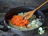     В глубоком сотейнике разогреть растительное масло, обжарить лук, 3-5 минут, огонь чуть выше среднего, добавить чеснок, жарить ещё пару минут. Морковь почистить, нарезать колечками, добавить в сотейник. Жарить, помешивая, 3-5 минут.