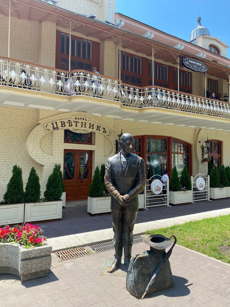 У входа в парк встречает фигура Кисы Воробьянинова — знаменитого героя «Двенадцати стульев».  