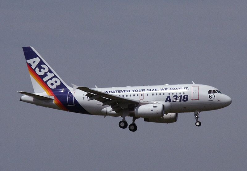 Airbus a 318-самый маленький самолёт компании Airbus. A318 способен перевозить до 132 пассажиров и имеет максимальную дальность полёта 5700 км.-2