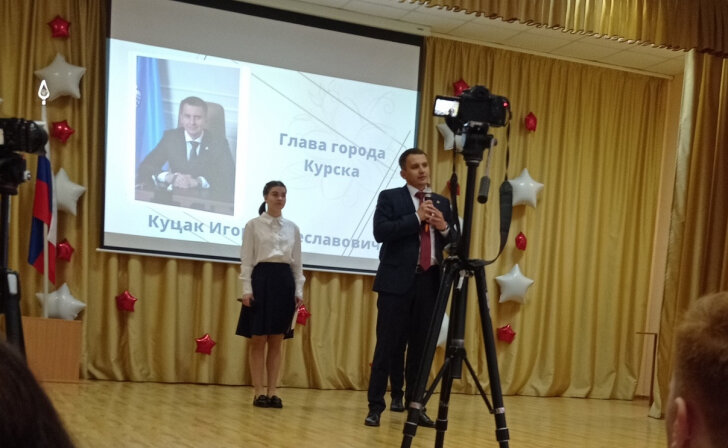    Мэр Курска Игорь Куцак приехал на последний звонок в лицей № 6 имени М.А. Булатова
