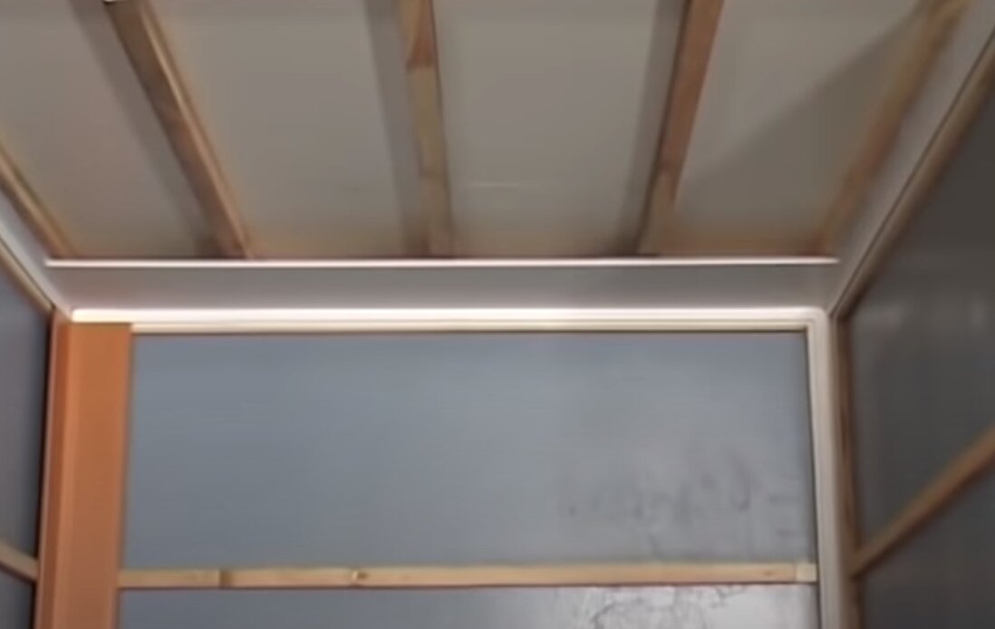 Как сделать потолок из пластиковых панелей в ванной своими руками