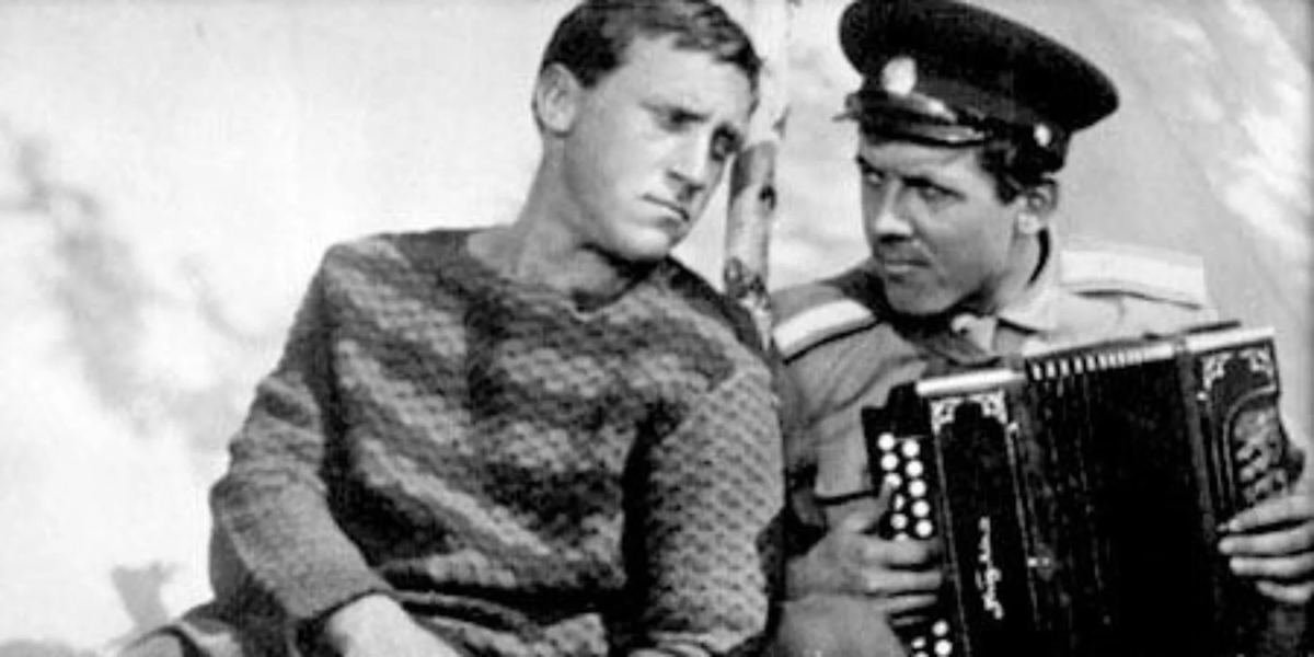 Он родился в красивом селе Быстрый Исток меньше, чем за сутки до начала войны. Его отец был председателем колхоза и твердо был уверен в том, что его Валерку никуда его крестьянские корни не отпустят.-7