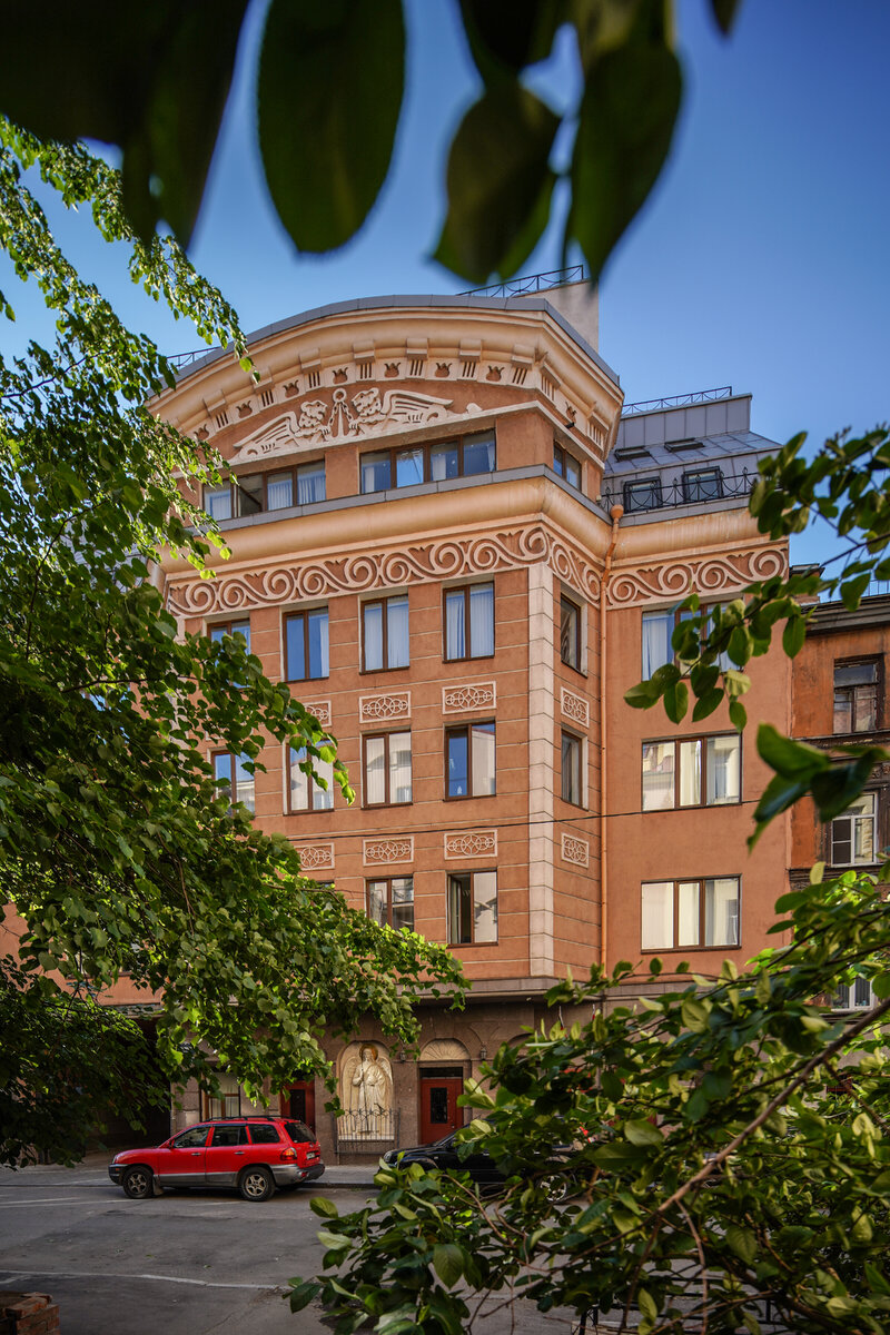 Со стороны Люблинского переулка здание 5-ти этажное и здесь размещается Федеральное казначейство России, вернее его специализированное отделение по Санкт-Петербургу.