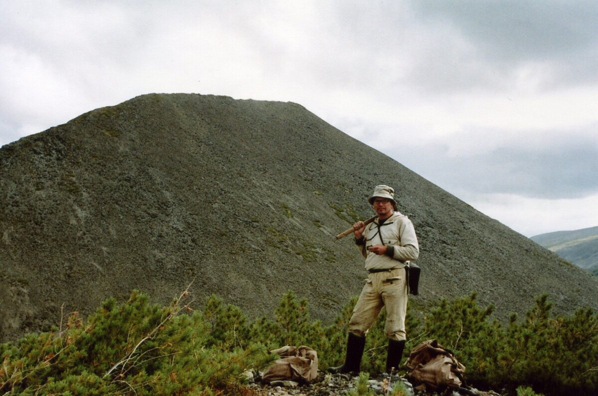 Геологи в полевых условиях. Никита чурсин. Исследователи в горах. Сергей карпухин походы. Геологоразведочная экспедиция.