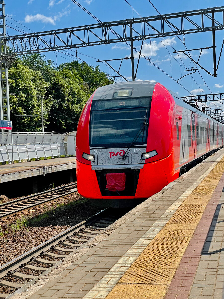 Поезд "Ласточка" на станции Химки.