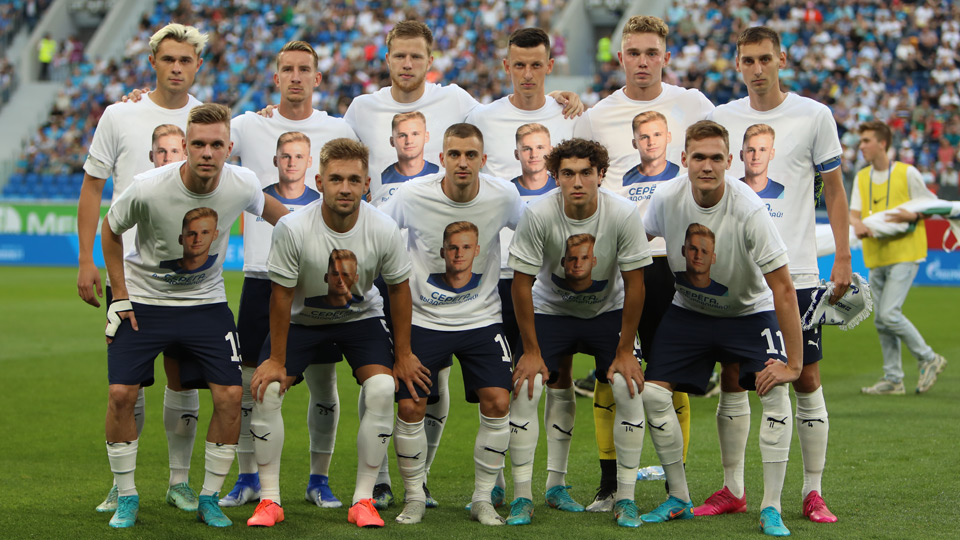 "Крылья" и "Зенит" вышли в майках в поддержку Пиняева. Фото: официальный сайт "КС"