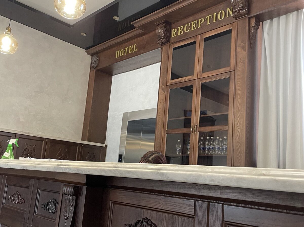 Гостиница в Горно-Алтайске. В номере были полотенца и принадлежности для душа, халатов нет, тапочки есть. Был холодильник, чайник и посуда. Спокойно могут разместиться 4-5 человек.