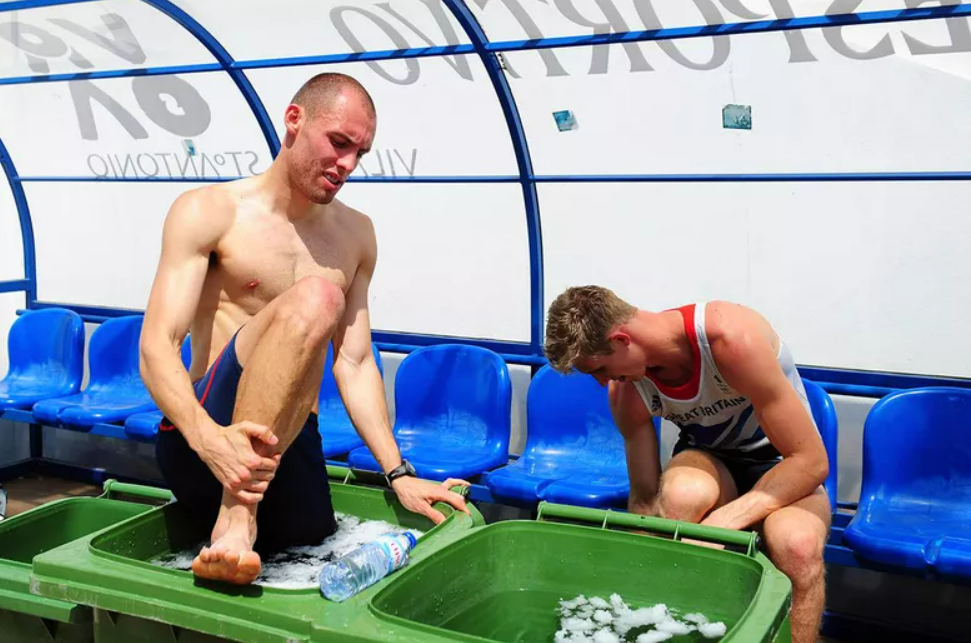 Лед после тренировки. Fitness Recovery Ice Bath. Woman Fitness Recovery Ice Bath.