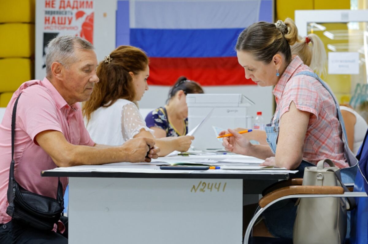    Жители Херсона сдают документы на получение российских паспортов.